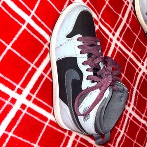 The back part where u pull to get ur foot in is a little bit messed up but yeah.